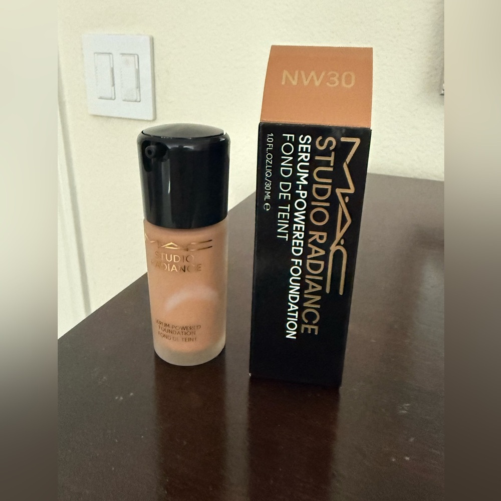 MAC Cosmetics Studio Radiance Serum-Powered Foundation NW30 - Tan